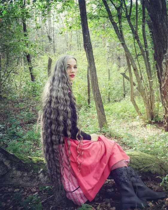 mujer con el cabello largo y canas 