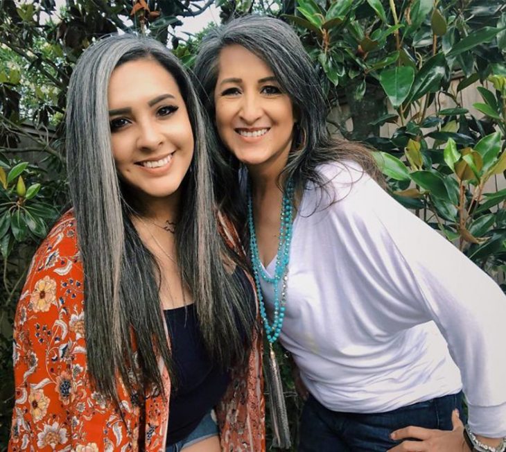 madre e hija con canas