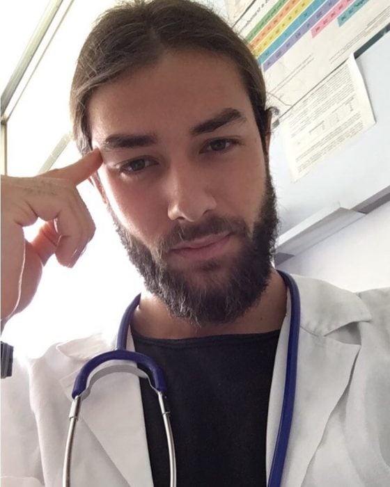 doctor de barba guapo 