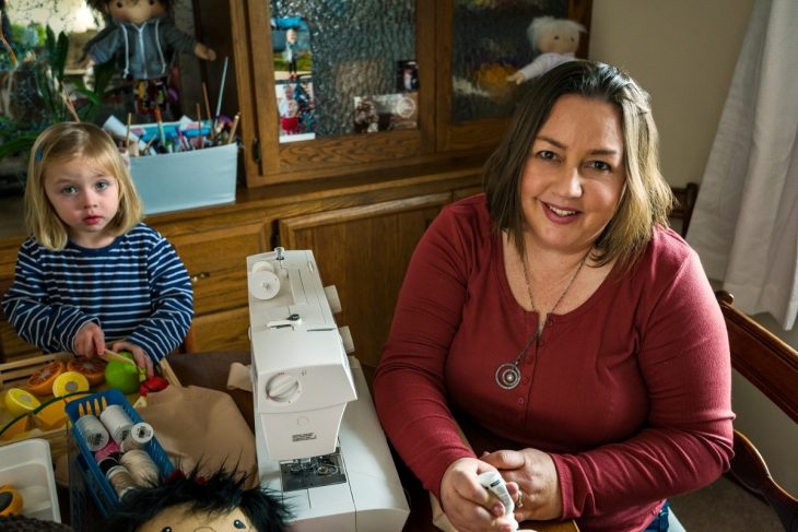 mujer niña y máquina de coser 