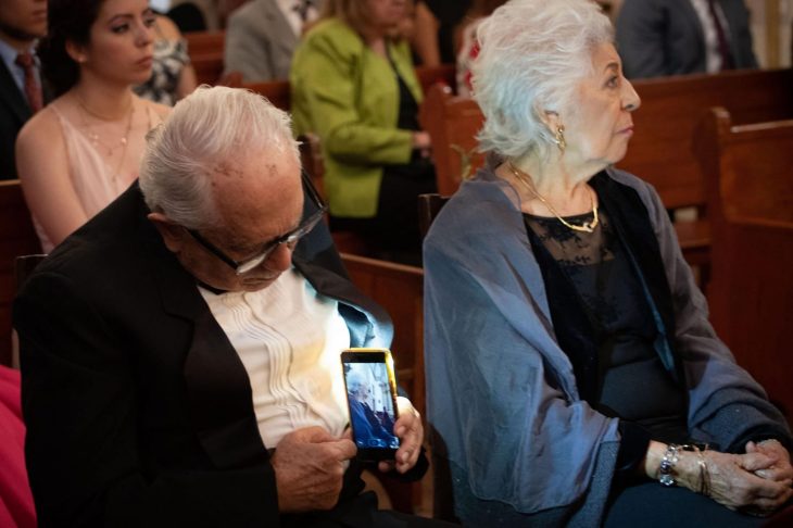 abuelito le toma fotos a su mujer 