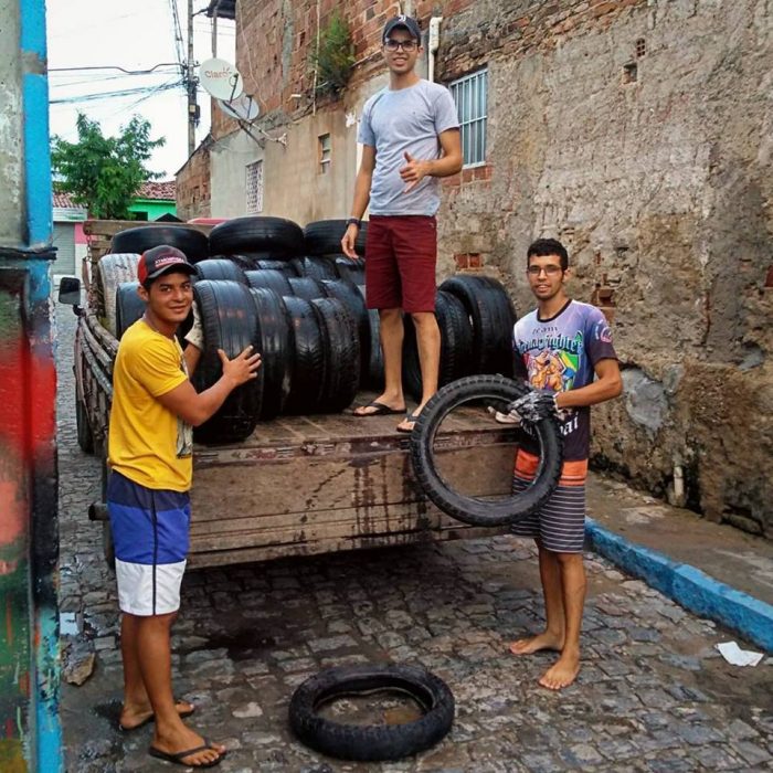 personas en camioneta con neumáticos 