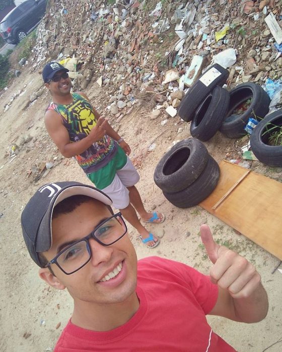 señor y joven en tiradero de basura 