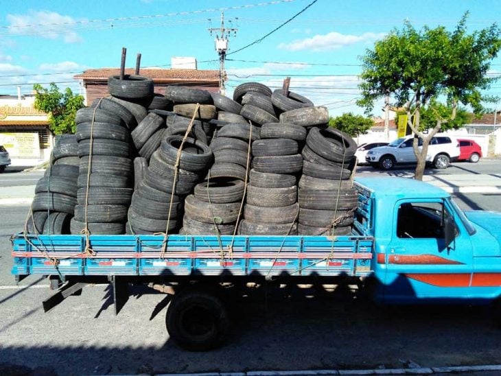 camión lleno de llantas 