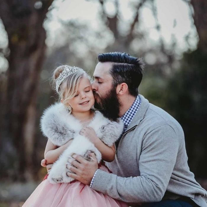 beso a una niña 