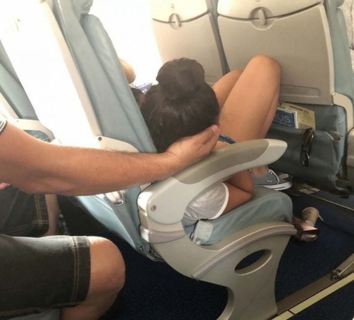 mano hija en el avión 