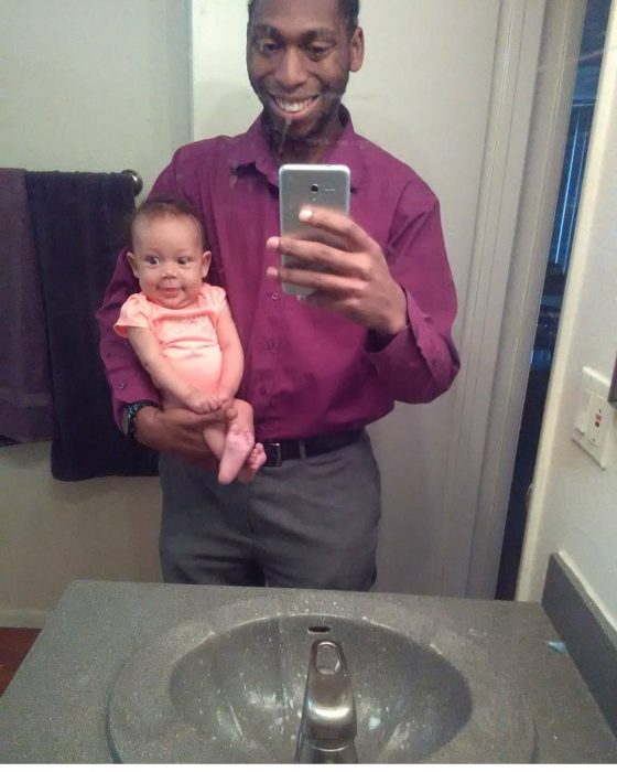 padre e hija frente al espejo 