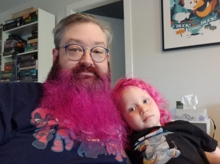 padre e hija barba y cabello rosa 
