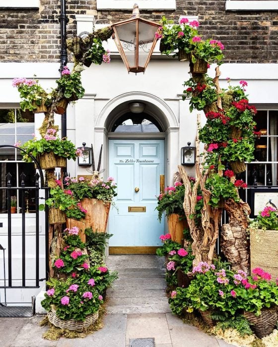 puerta con arco de vegetación 