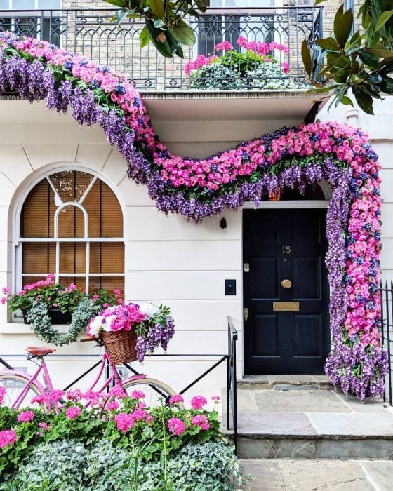 puerta con flores rosas y lavanda 