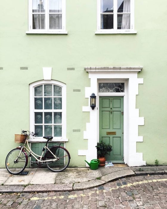 puerta verde y bicicleta 