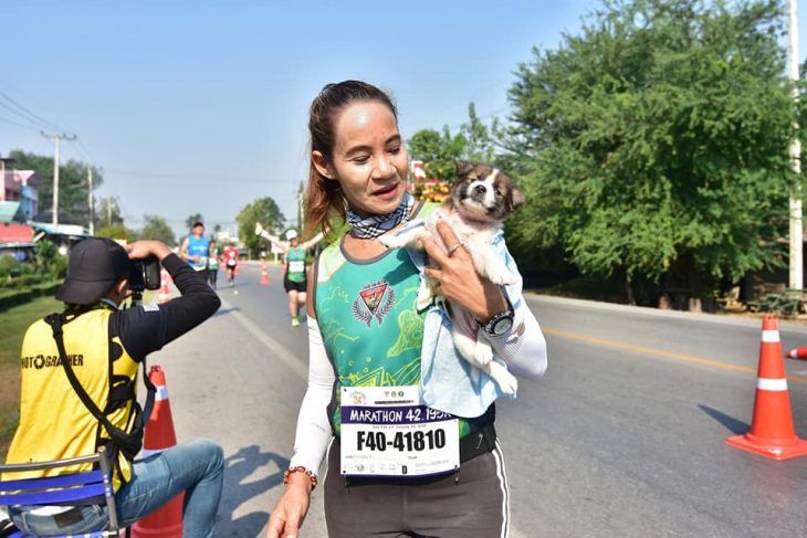 mujer cargando a perrito 