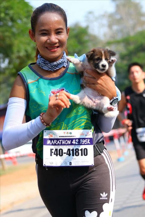 mujer camisa verde y cachorro 