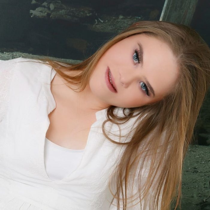 chica de blanco 
