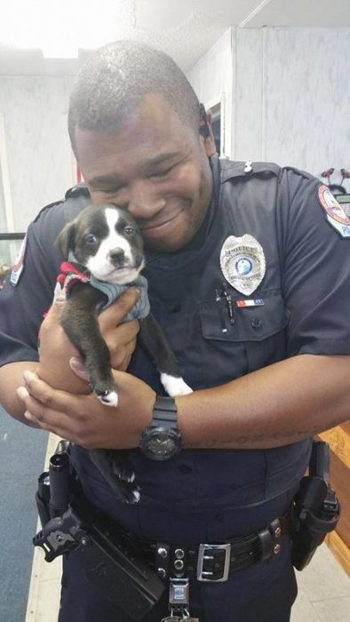 policía y perrito 