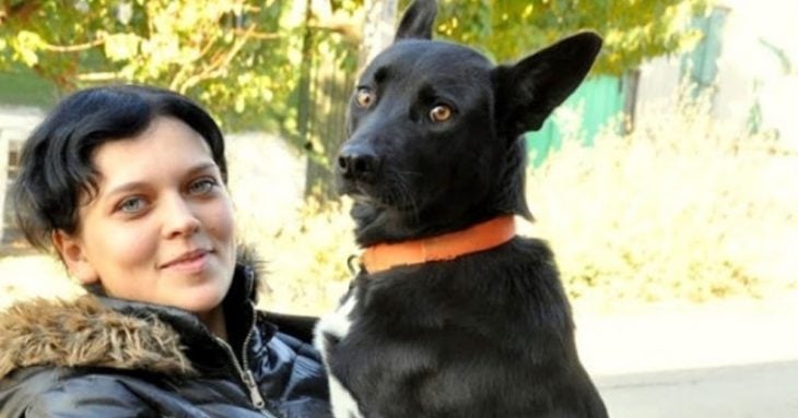 muchacha y perrita negra 