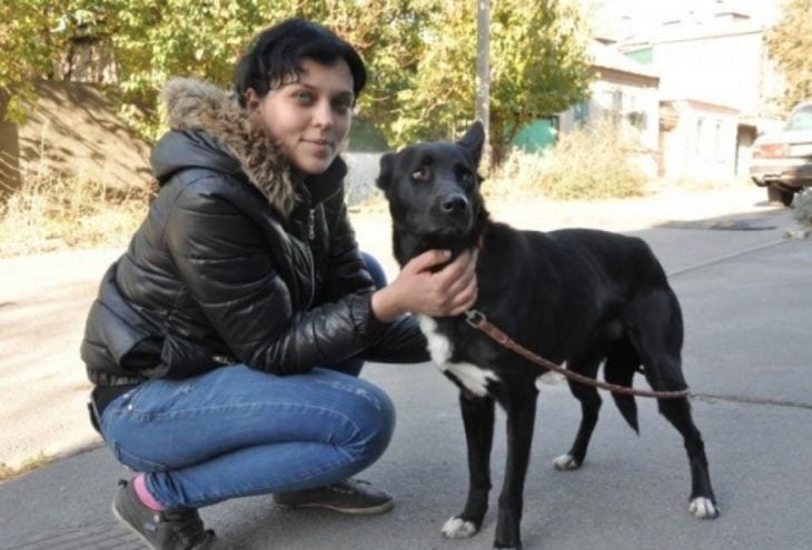 mujer posando con perro 