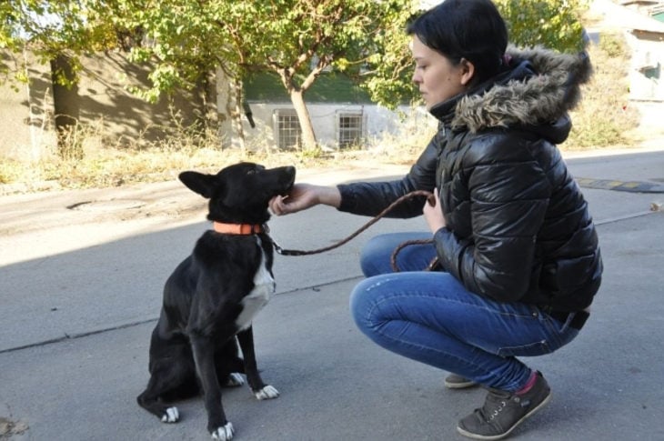 muchacha y su mascota 