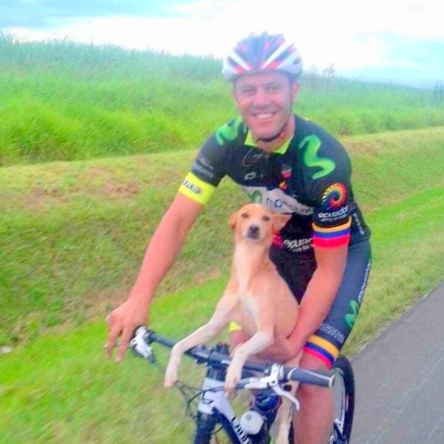 ciclista rescata perro