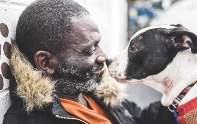 Hombre sin hogar y perrito son mejores amigos 
