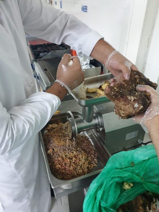 Restaurante da sobras de comida a perros callejeros recreoviral