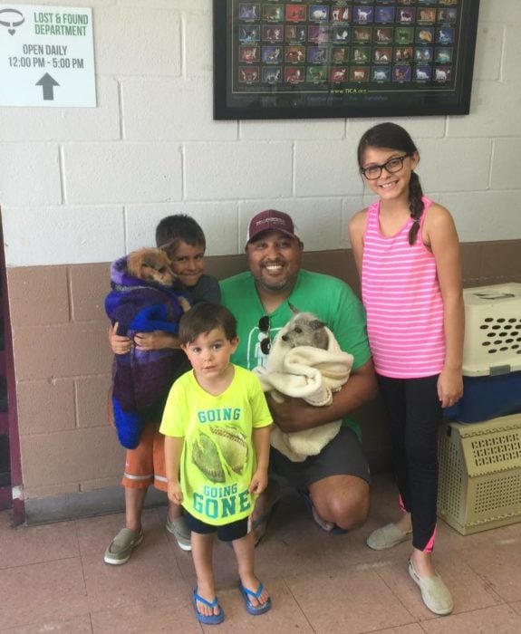 familia con dos perritos 