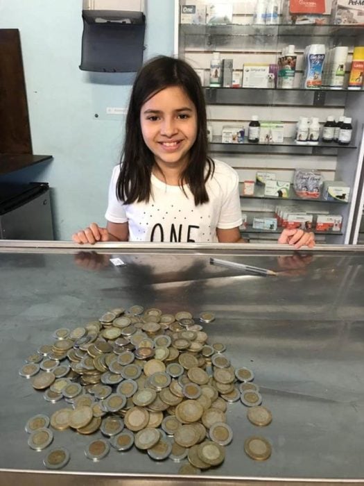 niña con monedas 